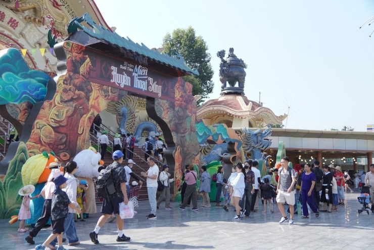 Anh Phạm Hoàng Long (phường Dĩ An) cho hay anh ấn tượng với không khí lễ hội tại Suối Tiên dịp Tết Dương lịch. “Ngoài các trò chơi quen thuộc, năm nay còn có thêm nhiều chương trình nghệ thuật xem rất vui. Đi chơi đầu năm ở đây tạo cảm giác sôi động và nhiều năng lượng”, anh Long nói.