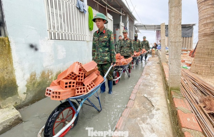 Cơn bão số 13 đi qua để lại hậu quả nặng nề cho xóm Cồn Chim, nhiều ngôi nhà bị sập, hư hỏng nghiêm trọng. Triển khai “Chiến dịch Quang Trung” thần tốc khắc phục hậu quả bão lũ tại xóm Cồn Chim, Quân đoàn 34 đảm nhận xây mới 1 căn nhà và hỗ trợ vận chuyển vật liệu cho 4 hộ dân khác. Ảnh: Trương Định
