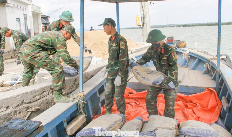 Bộ đội xuyên tết dựng lại mái ấm cho người dân - 5