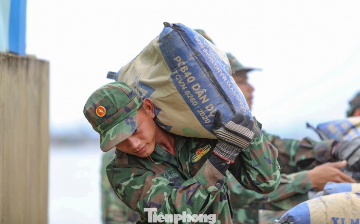 Bộ đội xuyên tết dựng lại mái ấm cho người dân - 15