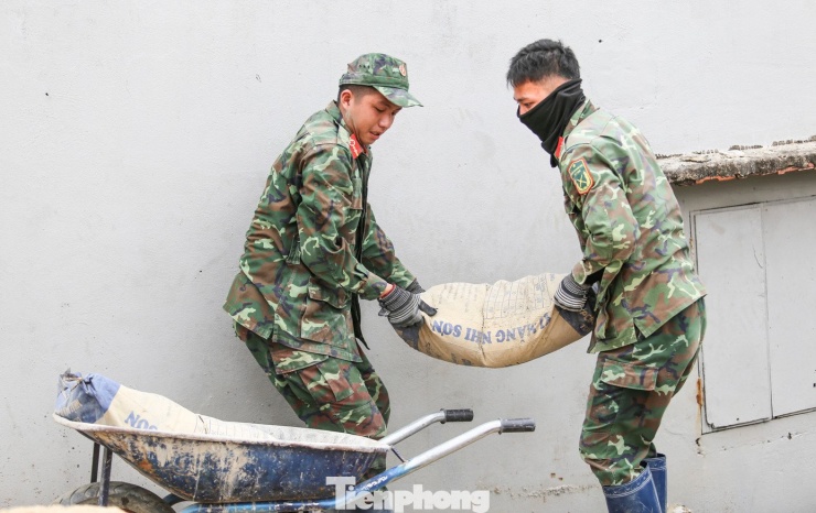 Với tinh thần làm việc khẩn trương, trách nhiệm, không quản nắng mưa, xuyên cả ngày nghỉ, lễ Tết, các chiến sĩ bộ đội đã trực tiếp hỗ trợ vận chuyển vật liệu, góp phần giảm gánh nặng chi phí, giúp người dân sớm hoàn thiện mái ấm và ổn định cuộc sống. Ảnh: Trương Định