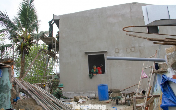 Căn nhà của gia đình chị Lê Thị Trúc Ly (32 tuổi, xóm Cồn Chim) được cán bộ, chiến sĩ trực tiếp đảm nhận xây dựng, đến nay cơ bản hoàn thiện hơn 80%. Ảnh: Trương Định