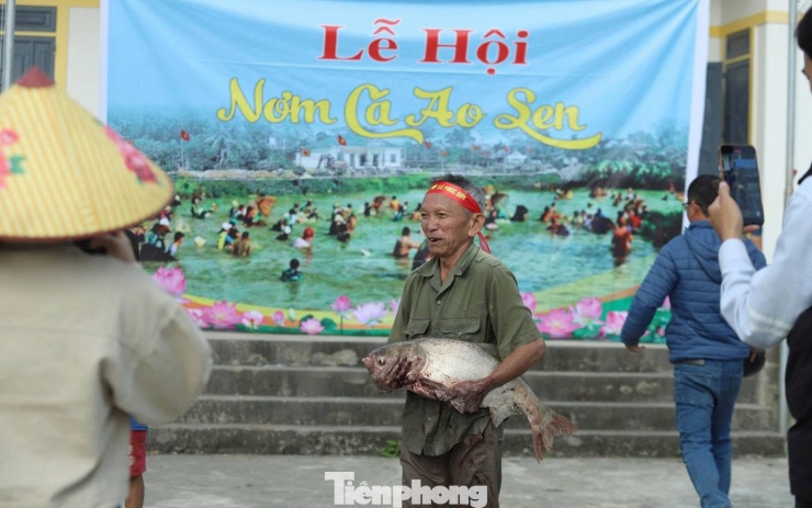 Ngày đầu năm mới (1/1/2026), tại xóm Phúc Sơn 2, xã Anh Sơn (tỉnh Nghệ An) đã diễn ra Lễ hội Nơm cá Ao Sen. Đây là lần thứ 3 lễ hội được tổ chức nhằm tạo sân chơi cho người dân trên địa bàn, mang lại không khí vui tươi cho xóm làng vào dịp Tết đến xuân về. (Ảnh: Rạng Đông).