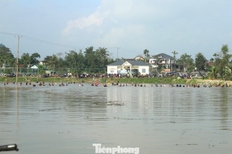 Anh Đặng Hoàng Thuyết (Ban tổ chức lễ hội) cho biết, khu vực tổ chức lễ hội là ao và ruộng lúa của người dân có diện tích rộng khoảng 1,7ha. Lễ hội được tổ chức từ 8h ngày 1/1/2026 đến 12h cùng ngày. Mỗi người tham gia nơm cá sẽ mua vé với giá 200 nghìn đồng. “Lễ hội được tổ chức nhằm tạo ra một sân chơi ý nghĩa cho người dân trên địa bàn ngày đầu năm mới", anh Thuyết chia sẻ. (Ảnh: Rạng Đông).