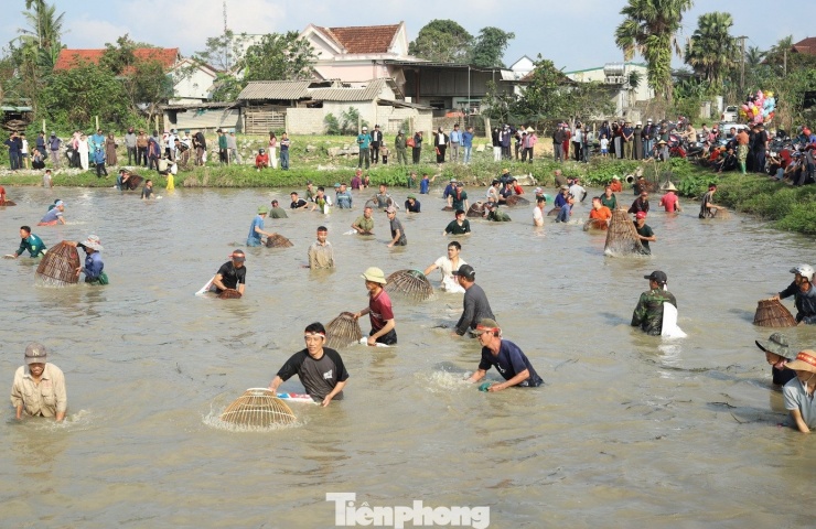 Để lễ hội thêm phần hấp dẫn, Ban Tổ chức đã đưa ra nhiều giải thưởng. Cụ thể, “nơm thủ” bắt được con cá đầu tiên nặng 2,5 kg trở lên sẽ được thưởng 500 nghìn đồng; “nơm thủ” có con cá to nhất, to thứ 2, thứ 3 lần lượt được thưởng 1 triệu, 700 nghìn và 500 nghìn đồng. Ngoài ra còn có nhiều giải phụ để động viên người chơi như “nơm thủ” có nơm to nhất, “nơm thủ” ít tuổi nhất, “nơm thủ” nhiều tuổi nhất… (Ảnh: Rạng Đông).