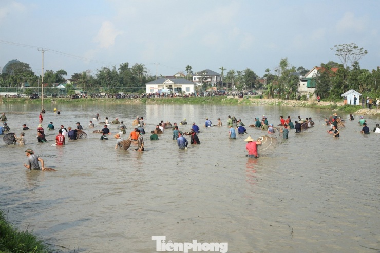 Đúng 8h, sau hiệu lệnh của Ban Tổ chức, hàng trăm "nơm thủ" vừa hò hét vừa nơm cá trong tiếng vui cười. (Ảnh: Rạng Đông).