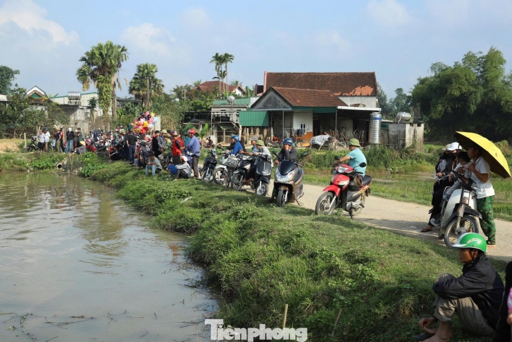 Ngay từ sáng sớm, hàng trăm người đã tập trung về Ao Sen để chuẩn bị tham gia lễ hội. Sau khi mua vé, các "nơm thủ" chờ thời khắc khai màn lễ hội. (Ảnh: Rạng Đông).