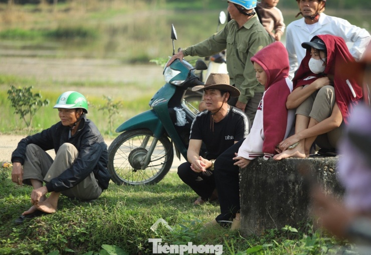 Người dân đứng trên bờ cổ vũ cho các "nơm thủ". (Ảnh: Rạng Đông).