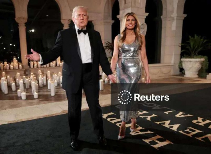 Tổng thống Mỹ Donald Trump và Đệ nhất phu nhân Melania Trump đến dự tiệc đêm giao thừa cùng các thành viên và khách mời tại Câu lạc bộ Mar-a-Lago của ông Trump ở Palm Beach, Florida, Mỹ, ngày 31 tháng 12 năm 2025. Ảnh REUTERS/Jonathan Ernst