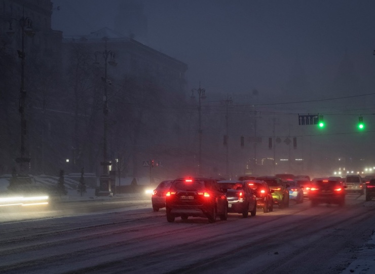 Dòng xe di chuyển qua khu trung tâm Kiev trong tình trạng mất điện, sau khi một số cơ sở bị trúng đòn tập kích bằng UAV và tên lửa của Nga, ngày 31/12/2025. Ảnh: Reuters