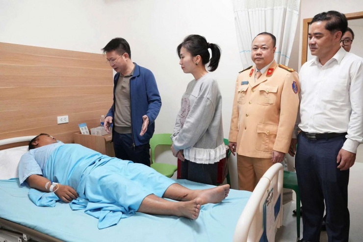 Thiếu tướng Nguyễn Minh Tuấn, Giám đốc Công an tỉnh Phú Thọ thăm hỏi tình hình sức khỏe cán bộ Đỗ Văn Hùng. Ảnh: CAPT