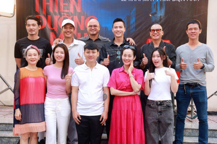 Nghệ sĩ Ưu tú Hạnh Thúy và các diễn viên phim Thiên đường máu. Ảnh: NSX