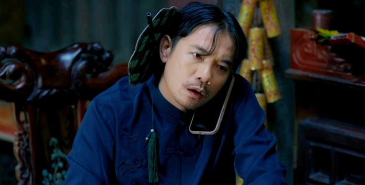 Hoàng thường gọi điện để giục anh trai gửi tiền về nhà.