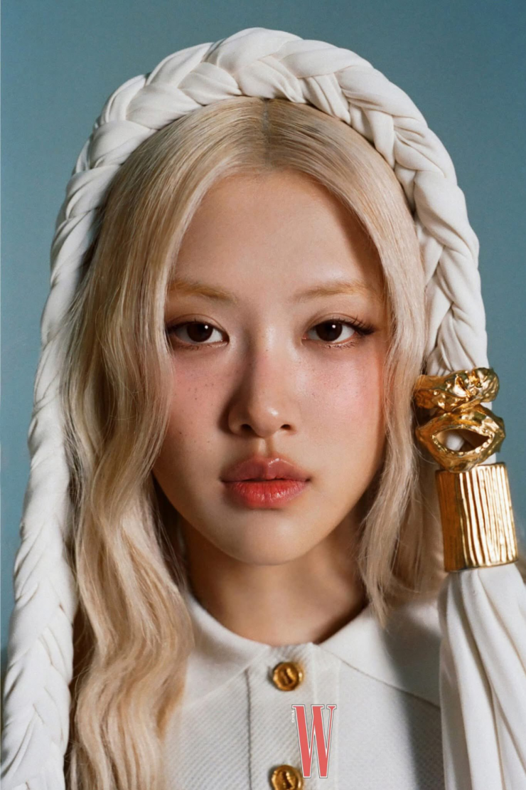 Cô từng được Dazed Magazine khen là "người mẫu hoàn hảo" với chiều cao 1,68 m, nặng 46 kg, làn da sáng.