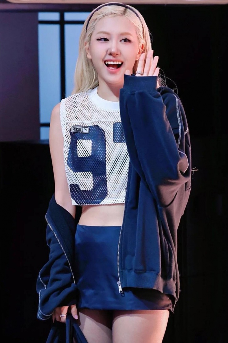 Nữ idol duy trì vòng eo dưới 60 cm. Trang phục biểu diễn của cô thường là váy ngắn, áo crop-top tôn dáng.