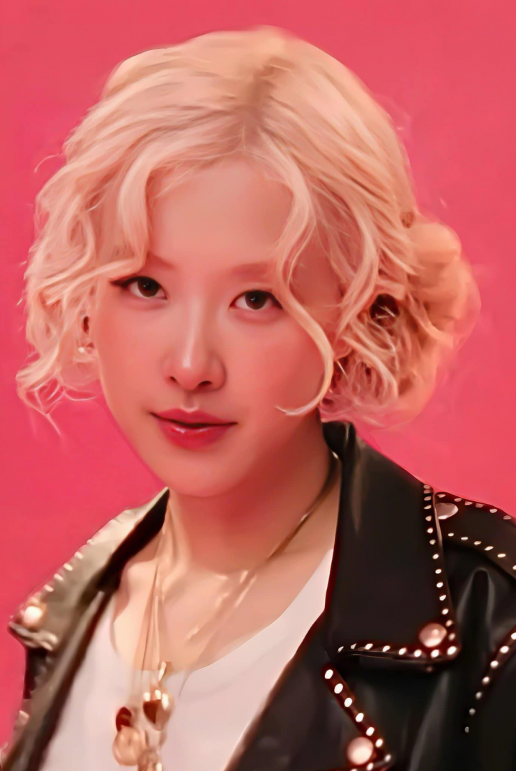 Kiểu tóc xoăn, búi hai bên của cô trong MV APT. từng tạo cơn sốt, được nhiều tiktoker học theo.