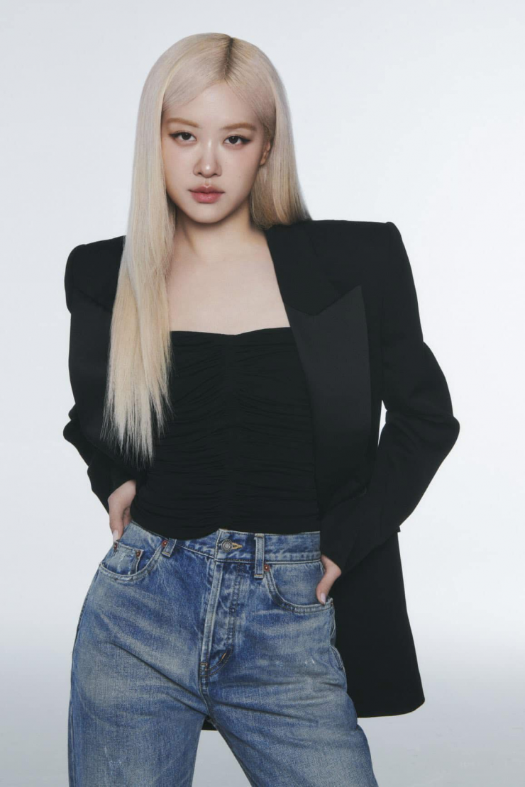 Người đẹp nhiều năm gắn với mái tóc tẩy sáng màu. Để chăm sóc tóc, cô thường tránh chải mạnh, nhất là khi tóc còn ướt, hạn chế tạo kiểu cầu kỳ.