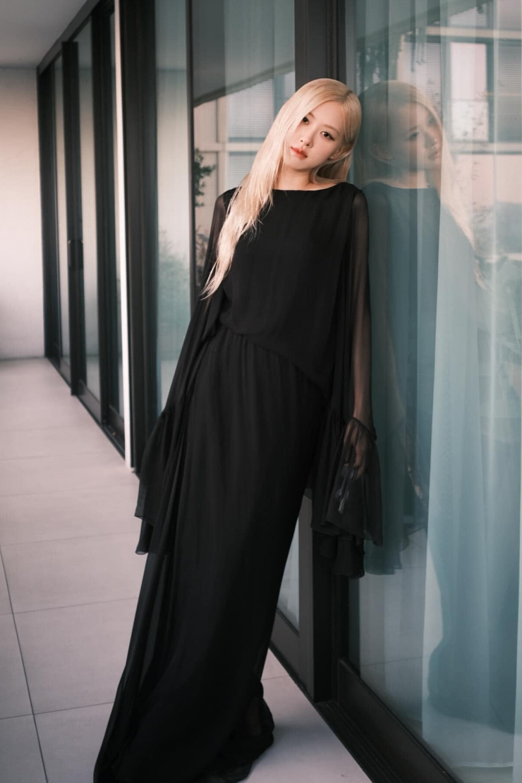 Ca sĩ theo đuổi phong cách "quiet luxury" (xa xỉ thầm lặng) ở nhiều sự kiện. Cô thường chọn các mẫu váy áo phom dáng đơn giản, màu trung tính.