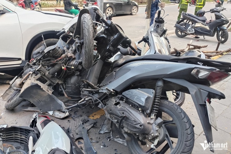 Nhiều xe máy bị hư hỏng sau vụ tai nạn. Ảnh: Đình Hiếu