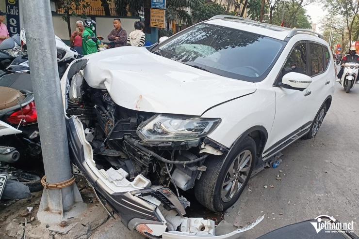 Ô tô con bị hư hỏng nặng sau cú va chạm mạnh. Ảnh: Đình Hiếu