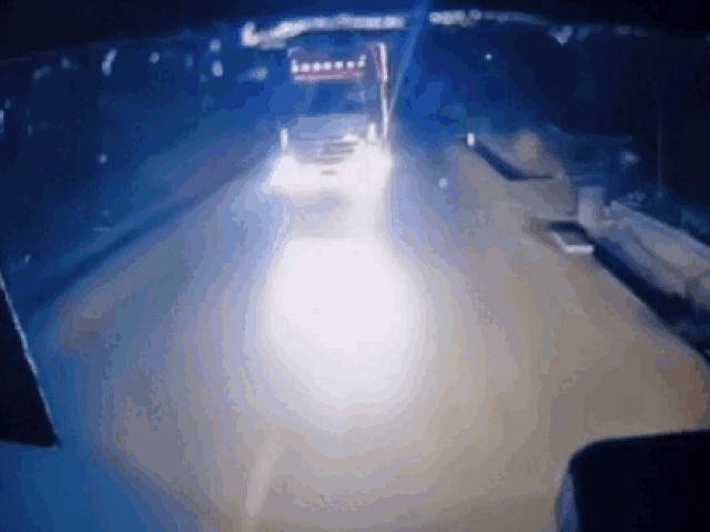 Nữ TikToker lái xe tải bị phạt tiền vì dừng giữa đường để cãi nhau với xe ngược chiều