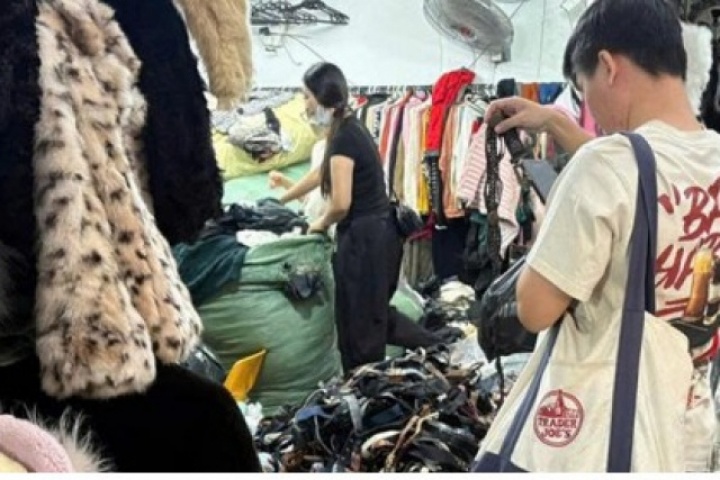 Chợ đồ cũ ở Hà Nội mua bán nhộn nhịp và nguy cơ tái diễn tiêu dùng nhanh