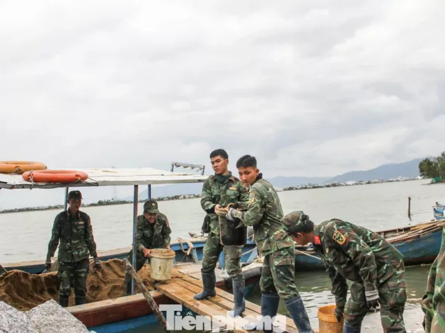 Bộ đội xuyên tết dựng lại mái ấm cho người dân