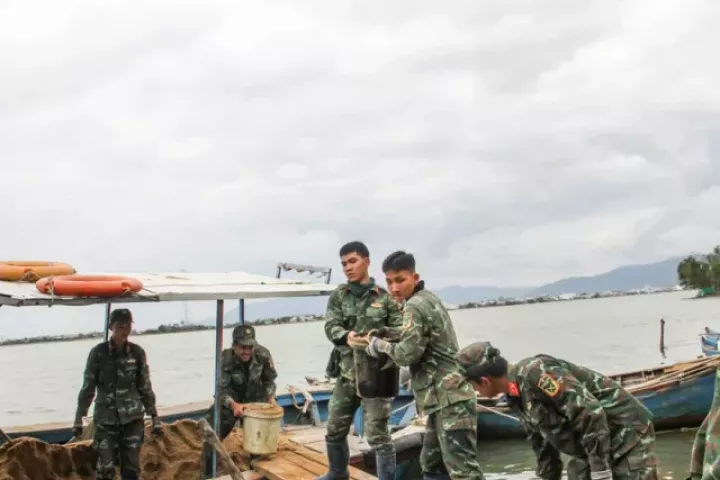 Bộ đội xuyên tết dựng lại mái ấm cho người dân