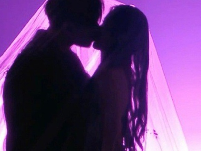 Thân mật trên sân khấu giao thừa, nam ca sĩ bất ngờ xin lỗi