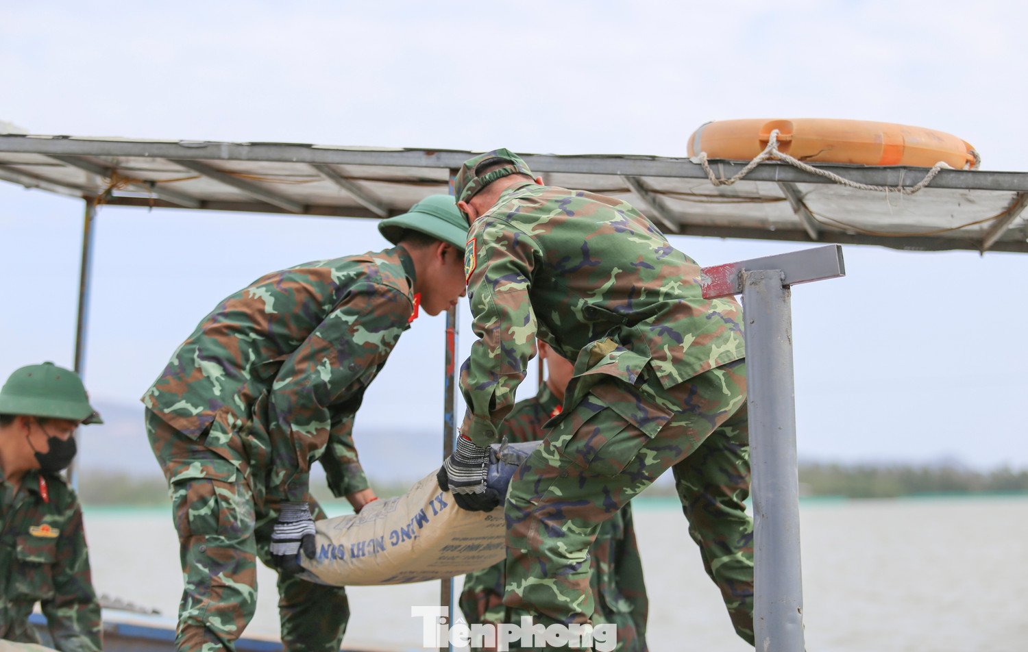 Với địa hình cách trở, việc xây dựng nhà lại cho người dân gặp nhiều khó khăn, vật liệu xây dựng phải vận chuyển bằng đò từ đất liền ra cồn. Ảnh: Trương Định