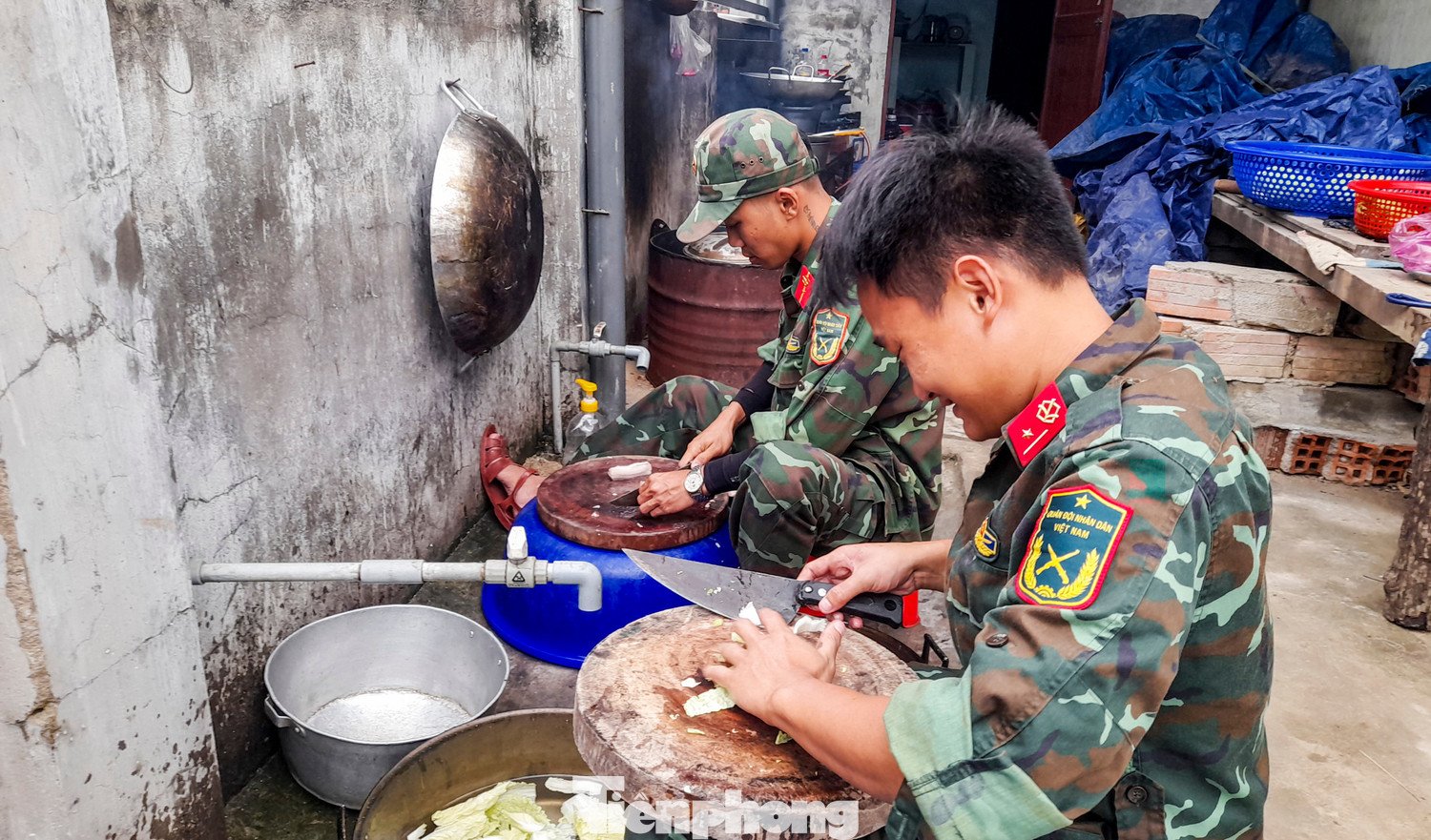 Các chiến sĩ chuẩn bị bữa cơm chiều. Ảnh: Trương Định