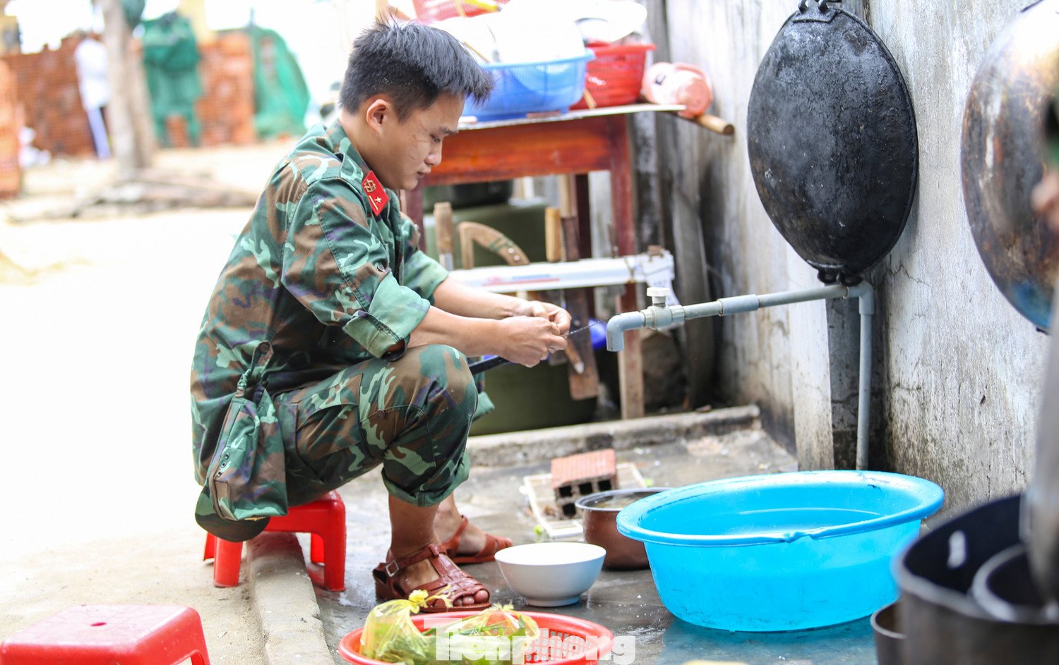 Các chiến sĩ chuẩn bị bữa cơm chiều. Ảnh: Trương Định