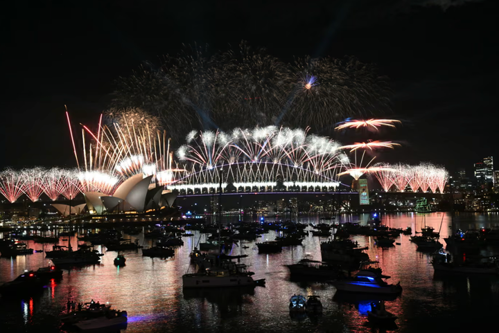 Chương trình chào mừng năm mới ở Australia bao gồm hai phần chính: màn trình diễn “Calling Country” lúc 21h tôn vinh văn hóa bản địa và màn bắn pháo hoa bùng nổ kéo dài 12 phút vào đúng thời khắc Giao thừa. (Ảnh: Getty)