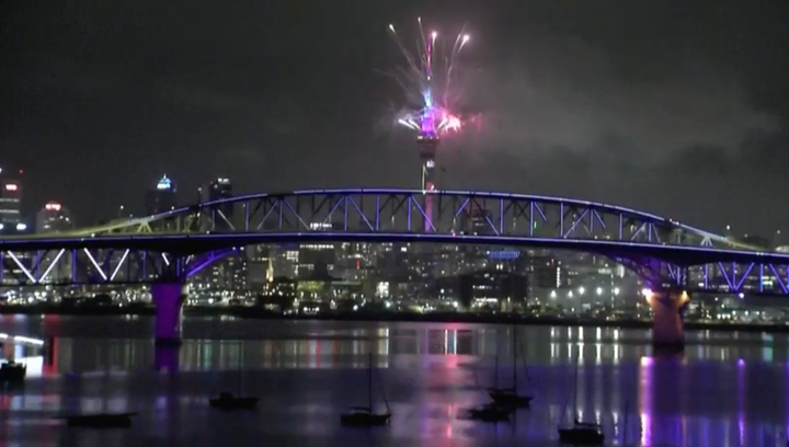 Các hoạt động ăn mừng cũng diễn ra sôi nổi ở New Zealand khi người dân cùng nhau theo dõi màn hình đếm ngược cuối cùng trên Tháp Sky Tower của thành phố Auckland trước khi màn bắn pháo hoa chào đón khoảnh khắc đồng hồ điểm nửa đêm diễn ra.