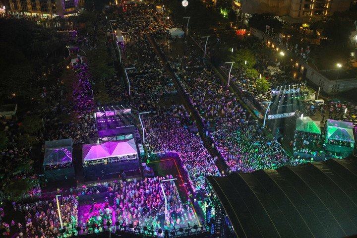 Tại Đài Loan, dòng người cùng nhau đổ ra đường đón bữa tiệc mừng năm mới diễn ra trong thành phố khi đồng hồ điểm 00:00 ngày 1/1/2026, bất chấp trời mưa phùn. (Ảnh: Reuters)