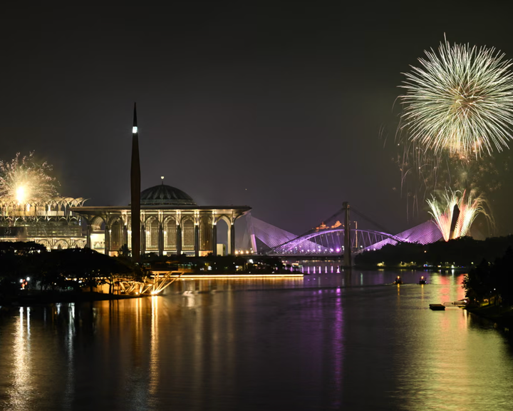 Pháo hoa thắp sáng bầu trời lúc nửa đêm tại Nhà thờ Hồi giáo Tuanku Mizan Zainal Abidin và cầu Seri Saujana trong lễ kỷ niệm ngày đầu năm mới ở Putrajaya, Malaysia. (Ảnh: Getty)