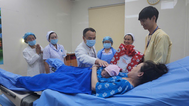 Lãnh đạo Bệnh viện Từ Dũ tặng quà cho gia đình sản phụ Nguyễn Thị Quỳnh Như