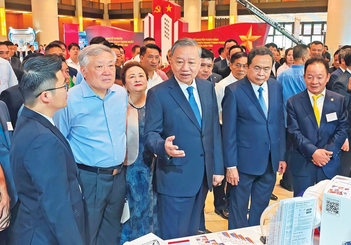 Tổng Bí thư Tô Lâm và lãnh đạo Đảng, Nhà nước tham quan Triển lãm những thành tựu trong phát triển kinh tế tư nhân, ngày 18-5-2025. Ảnh: LÂM HIỂN