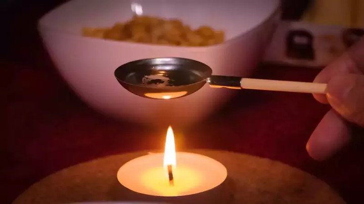 Một trong những phong tục phổ biến ở Đức là nhỏ chì nóng chảy vào nước lạnh.