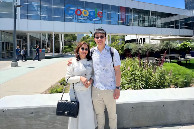 Hiếu cùng mẹ thăm công ty. Ảnh: Nhân vật cung cấp