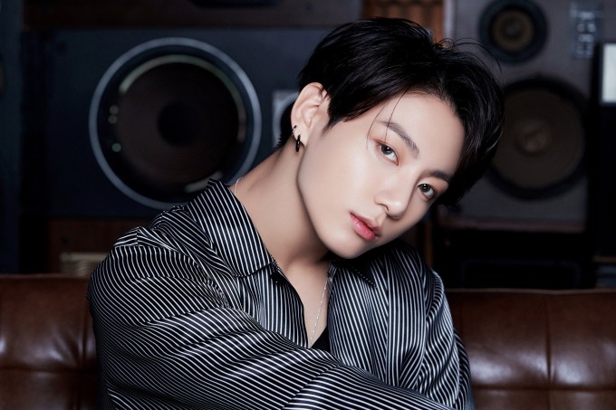 Thành viên BTS, Jungkook từng nhiều năm đứng vị trí đầu bảng 'Đẹp trai nhất thế giới' do KingChoice - một chuyên trang xếp hạng chuyên Kpop - bình chọn. Nhiều người phản đối kết quả này, cho rằng anh 'quá trẻ', 'mặt không góc cạnh', 'Mặt nữ tính', 'Mặt tròn'... Trên thực tế, Jungkook được yêu thích nhờ visual tự nhiên và thần thái sân khấu đỉnh, có lượng fan toàn cầu cực lớn.