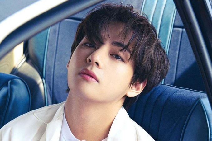 Thành viên thứ hai của BTS, V (Kim Tae Hyung) được TC Candler xếp hạng đẹp trai số một toàn cầu, năm 2017. Đây là lần đầu tiên và cũng là lần nổi bật nhất khiến tên V gắn liền với danh xưng 'Most Handsome Face in the World'. Các năm khác, V vẫn nằm top cao trong danh sách của TC Candler (thường top 5-10). Tuy nhiên, kết quả này gây tranh cãi. Nhiều ý kiến nói gương mặt V có mũi cao, hàm vuông, mắt sâu, không theo chuẩn 'đẹp mềm mại' của Á đông. Có ý kiến chê V 'mặt lạ', 'không hợp gu truyền thống'.