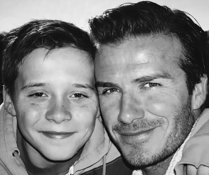David Beckham và con trai Brooklyn lúc nhỏ. Ảnh: Instagram/David Beckham