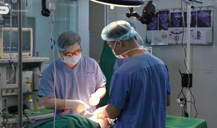 Các y bác sĩ tiến hành phẫu thuật cho nữ bệnh nhân mắc hội chứng Crouzon – một dị tật bẩm sinh hiếm gặp khiến hộp sọ và xương mặt kém phát triển.