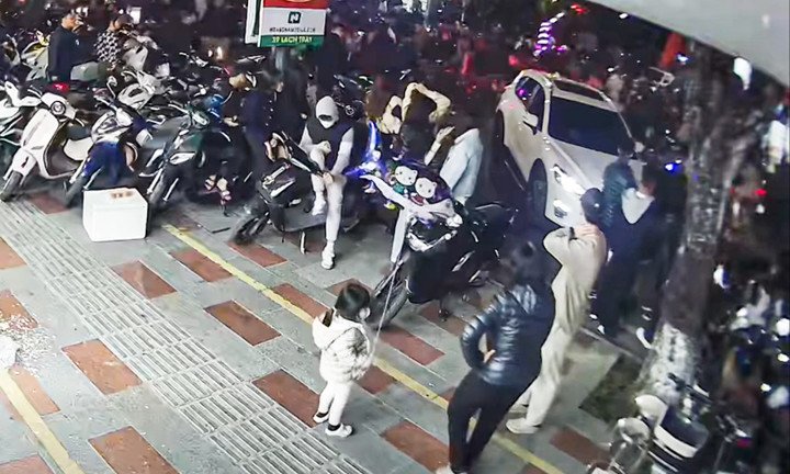 Hiện trường nơi xảy ra vụ va chạm tối 31/12. (Ảnh: Chụp màn hình)