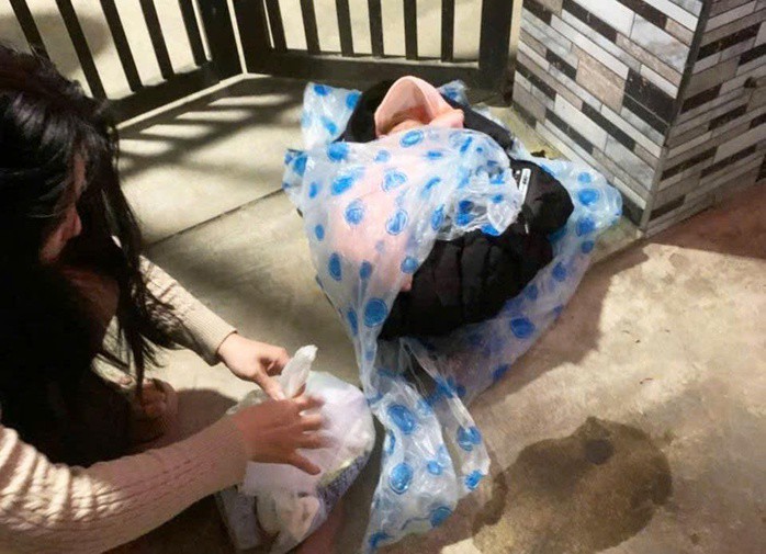 Bỏ rơi con mới sinh cùng lời nhắn "xin chính quyền đừng tìm tôi" - 1