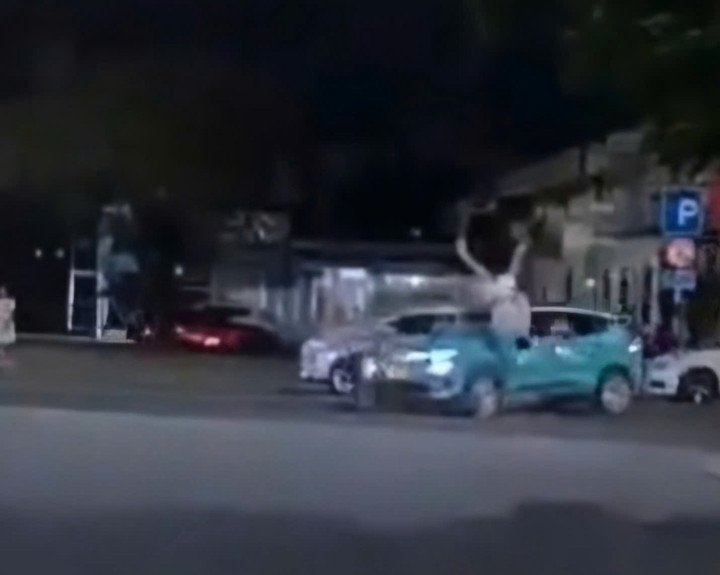 Khoảnh khắc 2 thanh niên đi xe máy lao như tên bắn tông thẳng vào taxi rồi ngã văng xuống đường được camera hành trình của một phương tiện khác ghi lại.