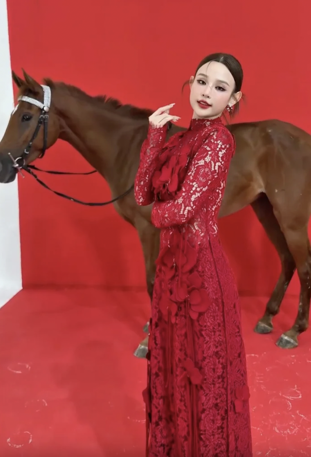 Bên cạnh trang phục, thần thái của Huyền Baby cũng nhận được nhiều lời khen. Cô lựa chọn phong cách trang điểm nhẹ nhàng, tập trung làm nổi bật làn da mịn màng và đôi môi đỏ tươi, phù hợp với sắc áo.