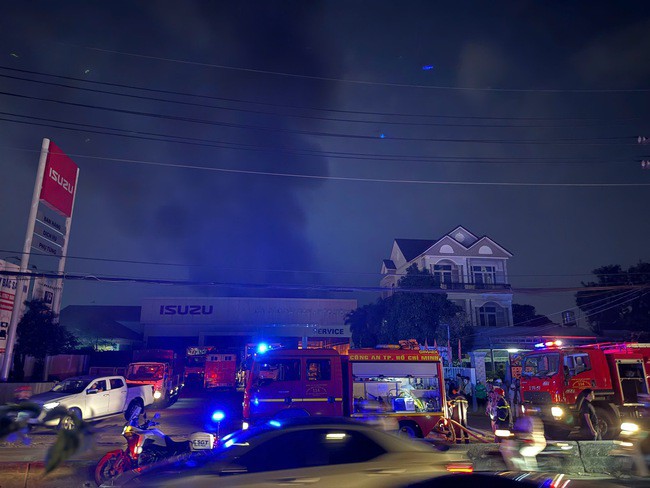 Nhiều xe chữa cháy được điều động.