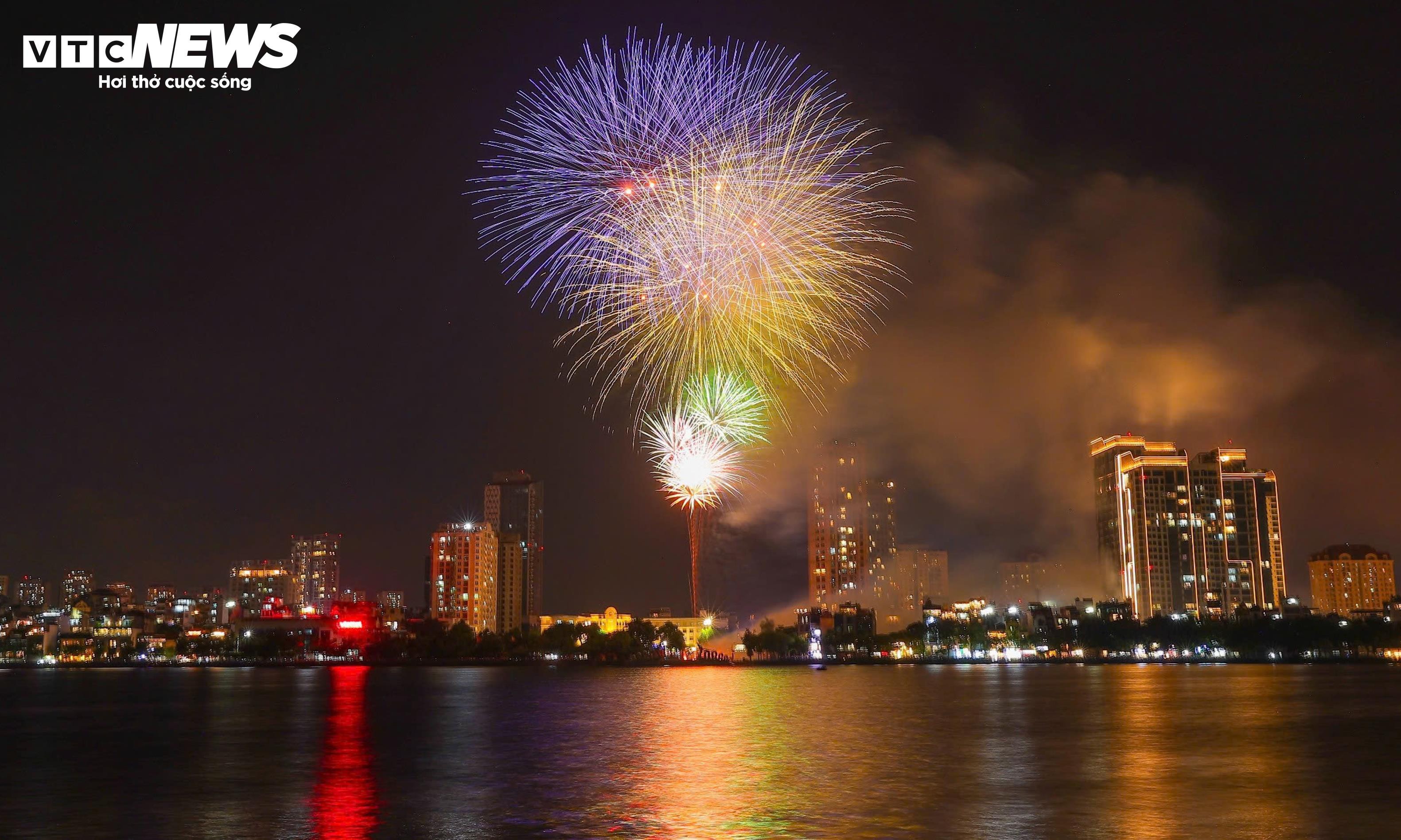 Tại khu vực vườn hoa Lạc Long Quân (phường Tây Hồ), pháo hoa sáng rực bầu trời chào đón năm mới 2026